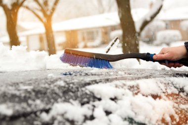 Ulaştırma, kış ve araç konsepti - adam araba fırça ile kar temizleme