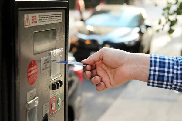 Człowiek Jest Płatny Parking Jego Parking Terminal Stacjonarny Zapłacić Pomocą — Zdjęcie stockowe