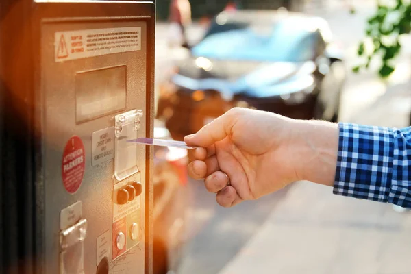 Człowiek Jest Płatny Parking Jego Parking Terminal Stacjonarny Zapłacić Pomocą — Zdjęcie stockowe