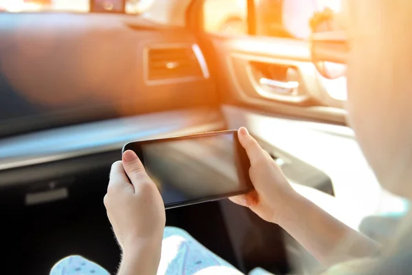 Κοριτσάκι Παιδί Κάθεται Ένα Αυτοκίνητο Ένα Smartphone Στα Χέρια Ενός — Φωτογραφία Αρχείου