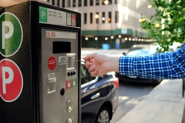 Człowiek Jest Płatny Parking Jego Parking Terminal Stacjonarny Zapłacić Pomocą — Zdjęcie stockowe