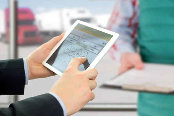 Safety Manager Explaining Driver How Use Electronic Logbook Office — Stock Photo, Image