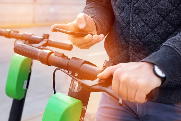 Nahaufnahme Eines Mannes Auf Einem Elektroroller Der Online Bezahlt — Stockfoto