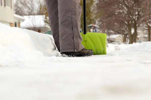 Człowiek Łopatą Usuwania Śniegu Przed Jego Domem Przedmieściach — Zdjęcie stockowe
