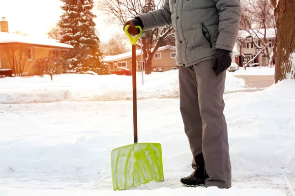 Muž Lopaty Odklízení Sněhu Před Jeho Domem Předměstí — Stock fotografie