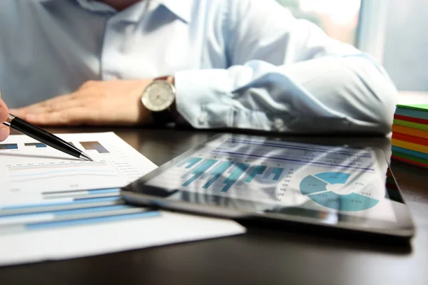 Hombre Negocios Trabajando Analizando Cifras Financieras Gráfico Usando Tableta — Foto de Stock