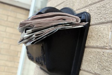 Gazeteler bir kutu içinde bir yığın