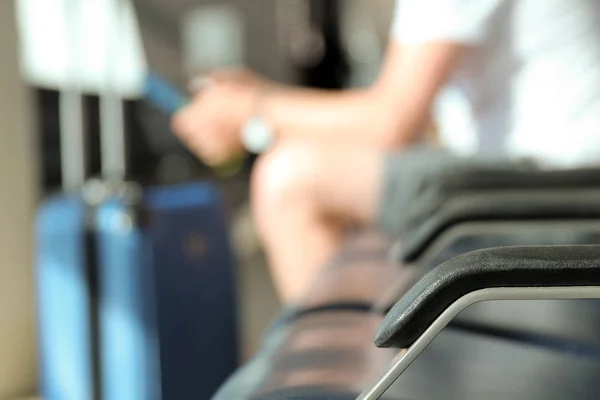 Passengers Waiting Airport Passenger Using Mobile Phone — Stock Photo, Image
