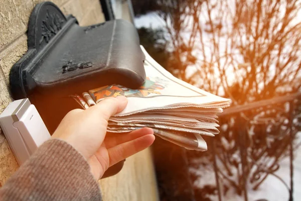 Kadını Kabul Gazeteler Yığını Posta Kutusundan — Stok fotoğraf