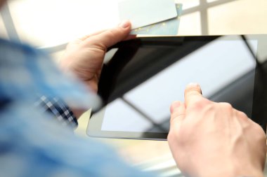 İş adamı kredi kartı bilgilerini giriyor. İnternetten tablet kullanarak alışveriş yapmak.