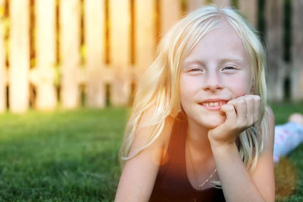 Krásná Blondýnka Úsměvem Dívka Ležící Trávě Letní Den — Stock fotografie