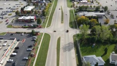 Amerikan banliyö trafiği, cadde kavşağı, havadan hız 4K