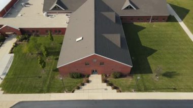 Yukarıdan ve banliyö okulunun önünden çekiliyor..