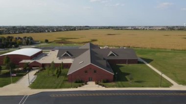 Yukarıdan ve banliyö okulunun önünden çekiliyor..