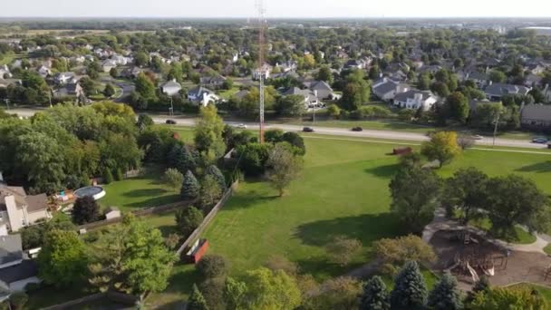 Torre Celular Disparos Aéreos Desde Dron Entorno Suburbano Edificios Residenciales — Vídeos de Stock