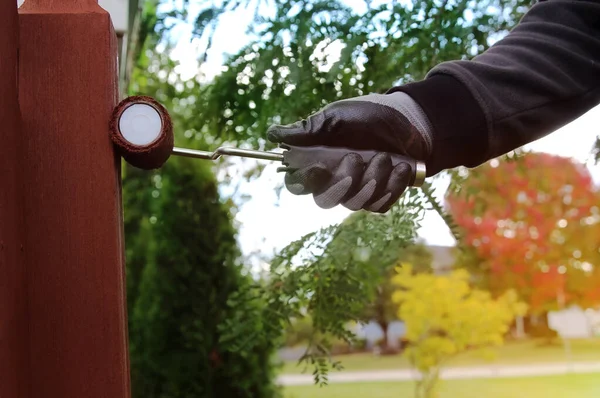 Schilderen Houten Hek Met Bruine Verf Buiten — Stockfoto