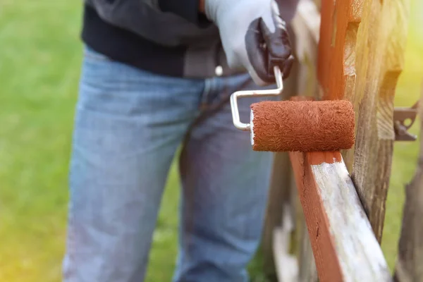 Schilderen Houten Hek Met Bruine Verf Buiten Rechtenvrije Stockfoto's