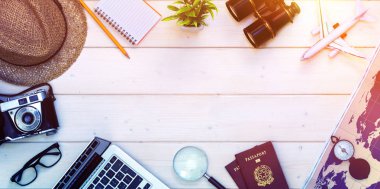 Masaüstünde seyahat planlama - tatil gezi için hazırlık - pasaport ve nesneleri