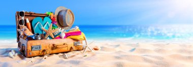 Beach hazırlık - kum üzerinde çanta aksesuarları