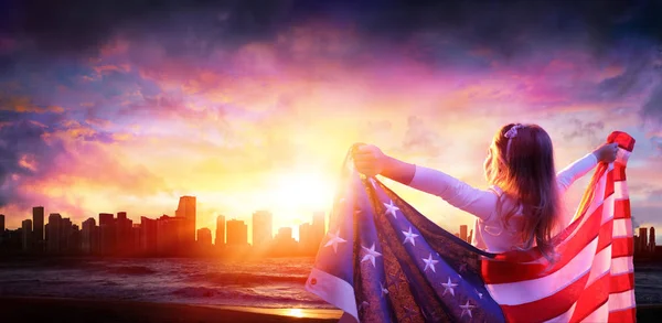 Amerikan Bayrağı Şehir Batımında Özgürlükle Küçük Kız — Stok fotoğraf