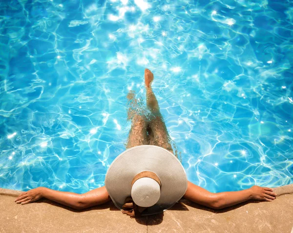 Woman Relaxing Pool — Stock Photo, Image