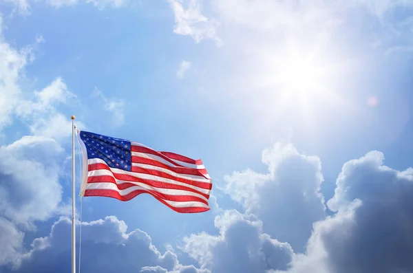 Amerikanska Flaggan Mot Blå Himmel Självständighetsdagen — Stockfoto