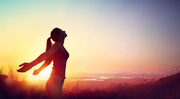 Freiheit Und Gesundes Konzept Schönes Junges Mädchen Gegen Den Sonnenuntergang — Stockfoto