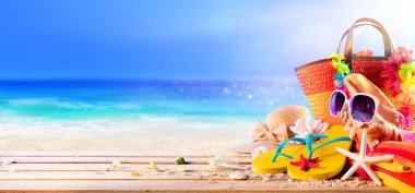 Plaj aksesuarları ve kabukları güvertesinde Güneşli sahil - yaz tatili