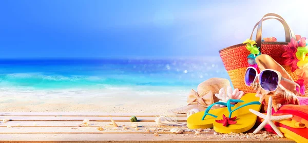 沙滩饰品和贝壳在阳光明媚的海滨甲板上 夏季假期 — 图库照片
