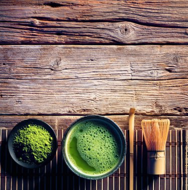 Bir kase ve bambu çırpma teli ve yeşil tozu Matcha çay