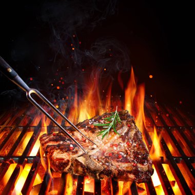 T-Bone Steak - Porterhouse ızgara biberiye ve pembe biber ile