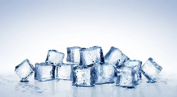 Cubos Gelo Cristais Refrescantes Frescos Com Gotas Água — Fotografia de Stock