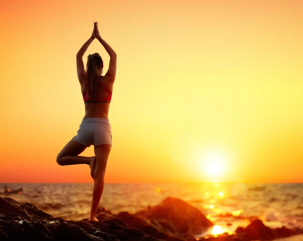 Yoga Solnedgången Flicka Vrikshasana Pose — Stockfoto