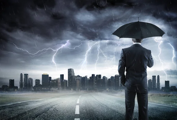 Empresario Con Paraguas Mirando Tormenta Sobre Ciudad — Foto de Stock