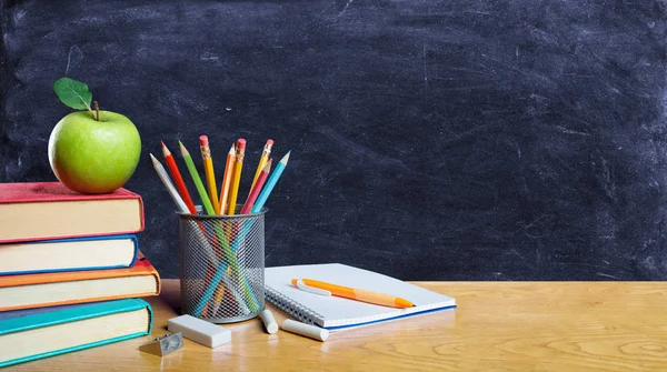 回到学校概念 书和铅笔与苹果在桌上 — 图库照片
