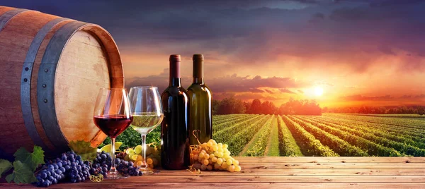 Bottiglie Bicchieri Vino Con Uva Botte Nella Scena Rurale — Foto Stock