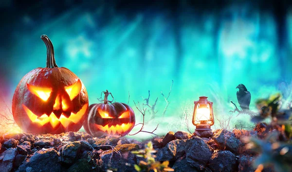 Zucche Halloween Nella Foresta Spettrale Con Lanterna Corvo — Foto Stock