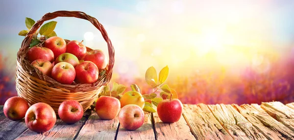 Manzanas Rojas Cesta Mesa Envejecida Atardecer —  Fotos de Stock