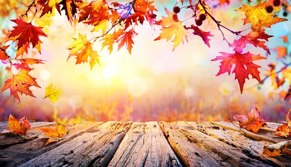 Houten Tafel Met Rode Bladeren Een Achtergrond Van Herfst — Stockfoto