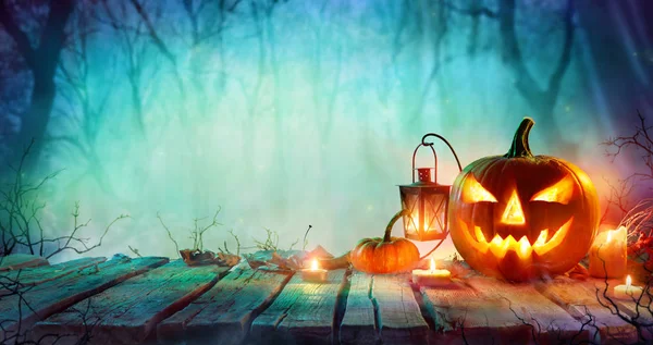 Halloween Jack Lanternes Bougies Sur Table Dans Nuit Brumeuse — Photo