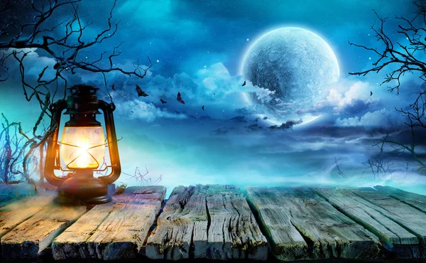 Halloween Lantaarn Oude Tafel Spooky Night — Stockfoto