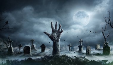 Zombi el dışında bir mezarlık ürkütücü gecede yükselen