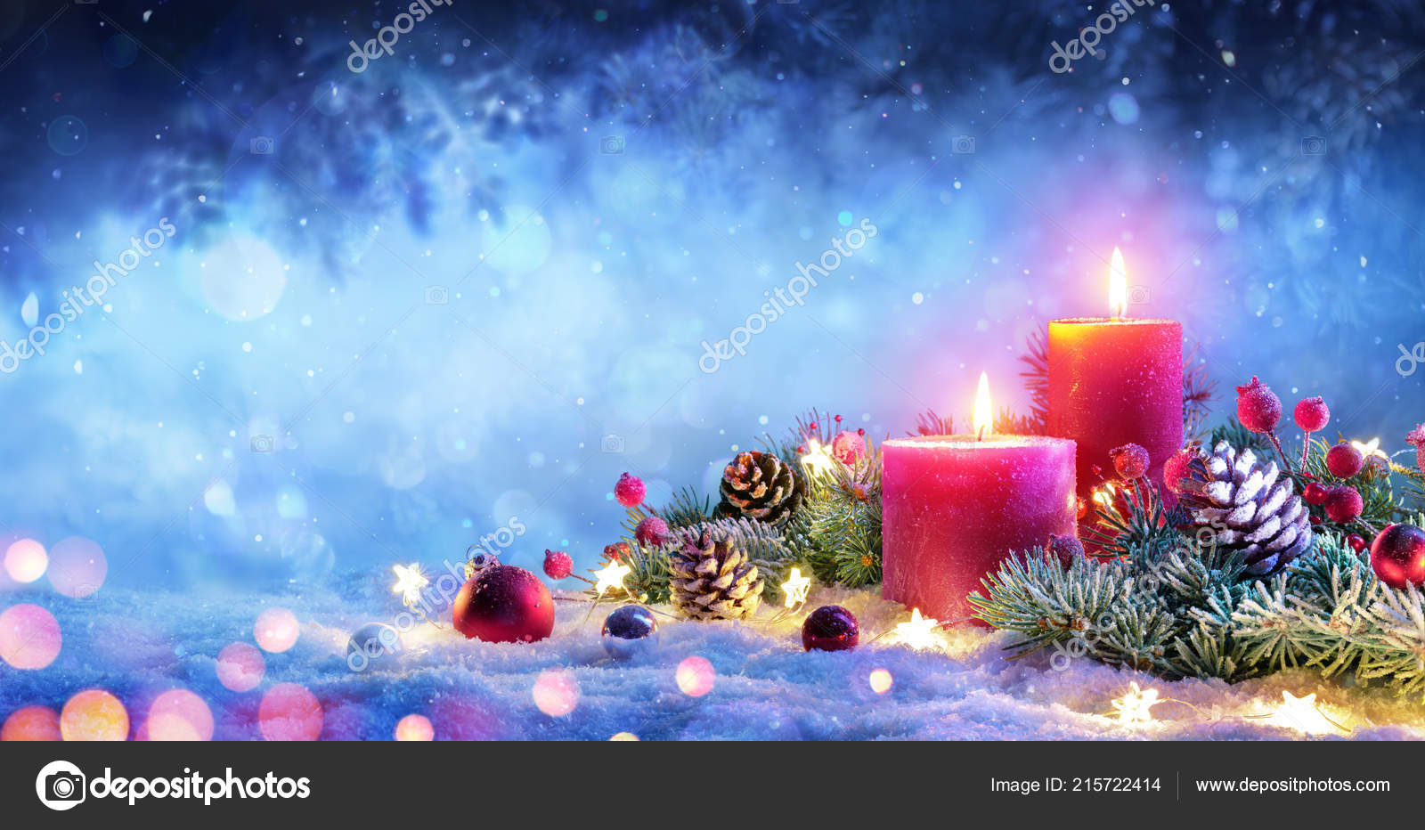 圣诞节来临雪上点缀的红色蜡烛——图库图片© rfphoto #215722414, image size:1600x932