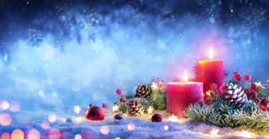 Noel Advent - kırmızı mum süsleme üstünde kar ile