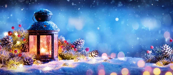 圣诞装饰 雪上点缀的灯笼 — 图库照片