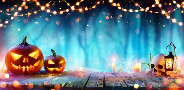 Festa Halloween Jack Lanterne Luci Corda Sul Tavolo Nella Foresta — Foto Stock