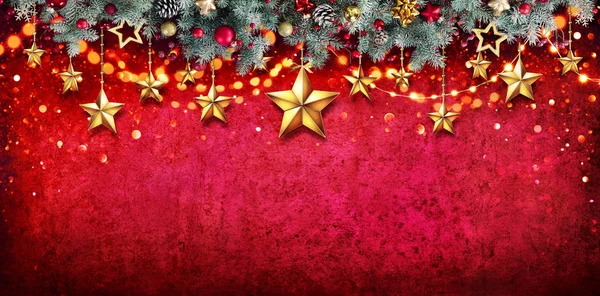 Cartão Natal Fir Garland Com Estrelas Penduradas Parede Vermelha — Fotografia de Stock