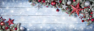 Karlı ahşap tahta dallarda köknar ile Noel süs