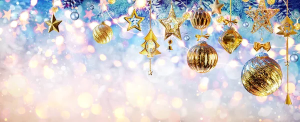 Golden Retro Baubles Appeso Rami Abete Ornamento Natale — Foto Stock