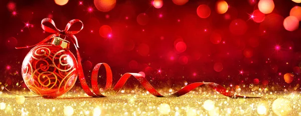 Piros Karácsonyi Gömb Meghajolt Arany Csillám — Stock Fotó